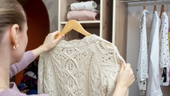 EVO KAKO DA VAM ZAMIRIŠU STVARI KOJE NISTE DUGO NOSILI Sve što vam treba je ovo alkoholno piće