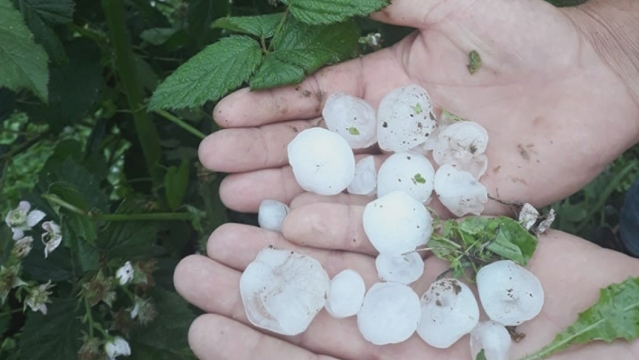 ODJEDNOM SE ZACRNELO I POČELO DA TUČE Grad veličine lešnika naneo veliku štetu Čačanima (VIDEO)