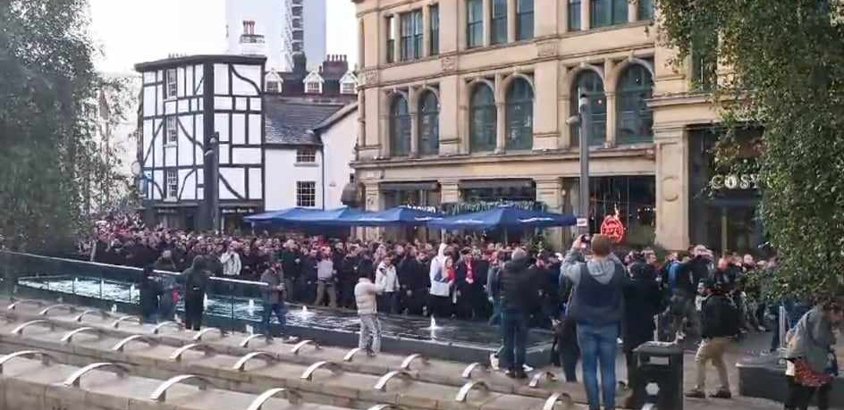 BRITANCI U ČUDU Krenuo korteo navijača Zvezde u Mančesteru (VIDEO)