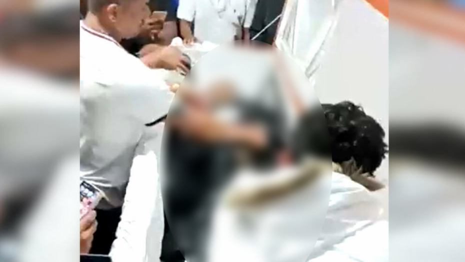 JEZIV SNIMAK SA SAHRANE KRIMINALCA Saradnici otvorili grob i napunili ga oružjem (VIDEO)