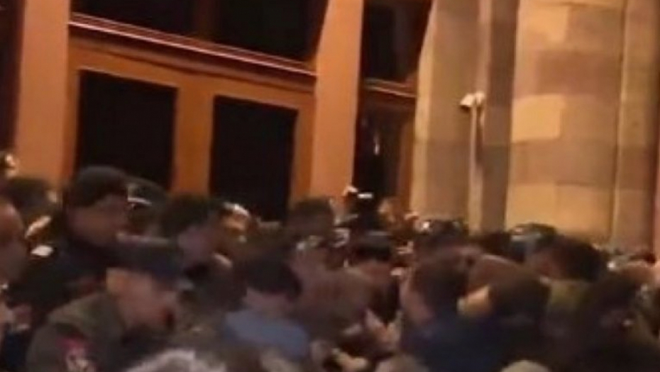 SUKOB POLICIJE I DEMONSTRANATA! Pokušavaju da uđu u zgradu Vlade, opšti haos u Jerevanu!