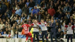 TOTALNI RAT NAVIJAČA "Delije" izvadile novčanice na "Etihadu", evo kako su odgovorili Englezi (VIDEO)