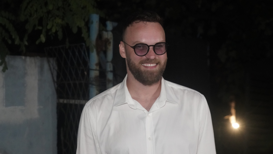 SIJA OD SREĆE! Danijel Alibabić proslavlja rođenje drugog deteta, a evo ko je sve od poznatih ličnosti došao! (FOTO)