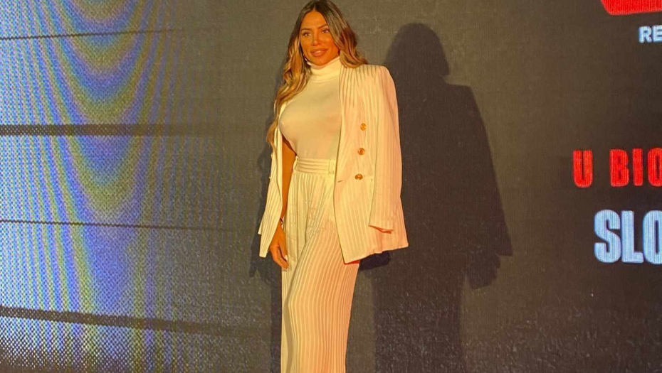 SANDRA AFRIKA BEZ GRUDNJAKA! Pevačica šokirala stajlingom na premijeri Rastinog filma! (FOTO)