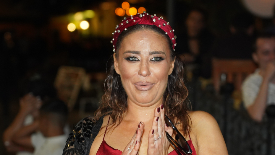 ANU NIKOLIĆ IZNELI IZ TRŽNOG CENTRA Skandalozne scene, ljudi se okreću za pevačicom!