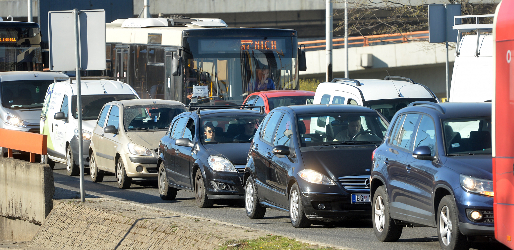 LJUDI IZLAZE IZ PREVOZA, PA NASTAVLJAJU PEŠKE Evo gde su sve zabeležene velike gužve u Beogradu