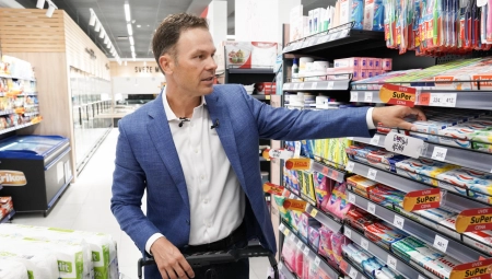 RAČUNICA TAČNA KO SAT Ministar Mali ušao u prodavnicu na Dorćolu, i pokazao svima kako se efikasno kupuje: Uštedeo sam 1.000 dinara (FOTO)