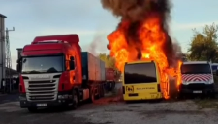 IZGOREO AUTOBUS U VRBASU Vatra krenula da se širi (VIDEO)
