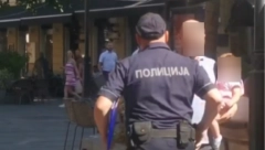 KAMERE SNIMILE NAPAD U KNEZU Stolicom se branio od noža, policajac potegao pištolj (VIDEO)