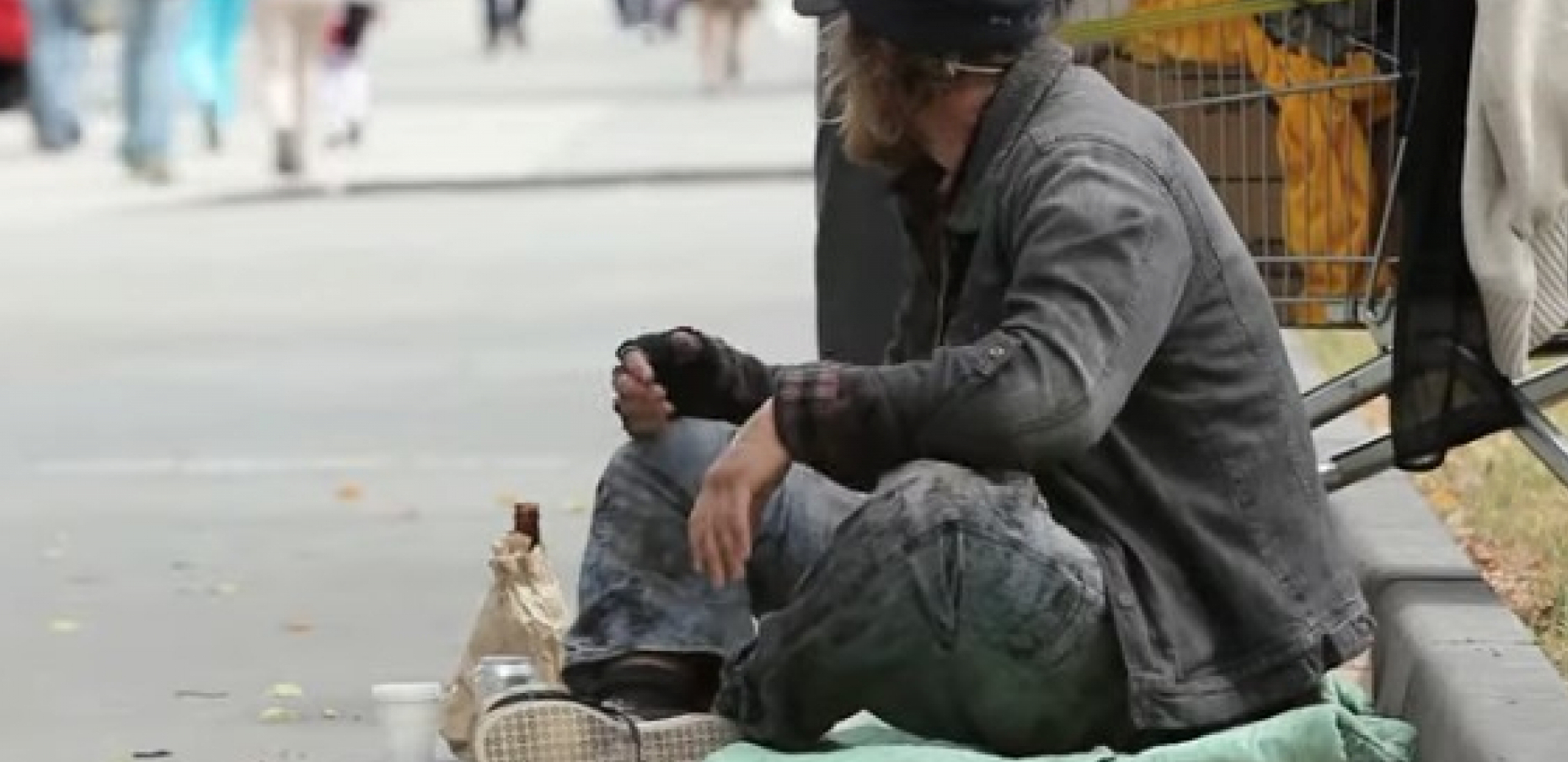 VIC DANA Prolazi Mujo pored prosjaka, ovaj mu jadan pruža ruku i kaže...