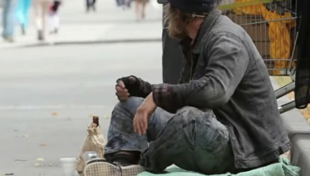 VIC DANA Prolazi Mujo pored prosjaka, ovaj mu jadan pruža ruku i kaže...