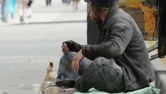 "USTAO JE IZ INVALIDSKIH KOLICA I SKLOPIO IH" Provaljen lažni prosjak koji ordinira po Beogradu