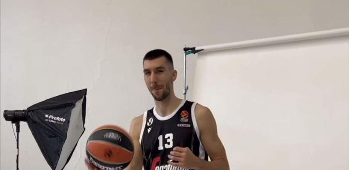 DOBRIĆ U CRNO-BELOM Srpski reprezentativac u novim bojama, Virtus predstavio dresove za novu sezonu (FOTO)