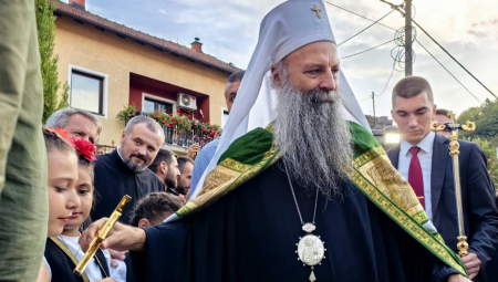 PATRIJARH PORFIRIJE POSETIO SRBE U ORAHOVCU: Deci uručio novčanu pomoć i ikonice (FOTO)