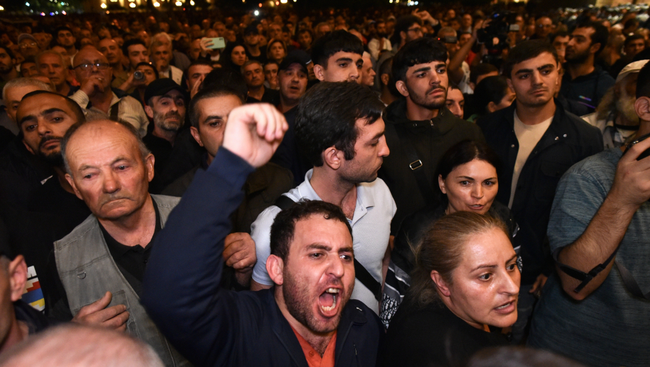 HAOS NA ULICAMA JEREVANA Demonstranti traže ostavku Pašinjana zbog Nagorno-Karabaha