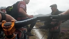 "ČUVAJ SE, NEMOJ DA PADNEŠ" Vozili bicikl i naleteli na kralja Čarlsa