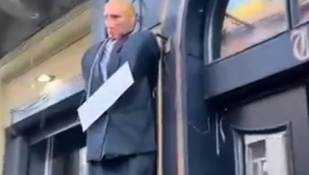 UKRAJINCI "OBESILI" PUTINA Krvava lutka ruskog predsednika visi u centru Lavova (VIDEO)