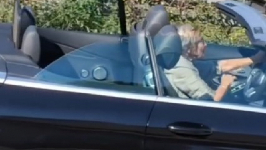 "I POSLE KAD KAŽU, VOZILA BABA, NIKO NE VERUJE" Muzikica, vetar u kosi, gospođa u "mečki" sa otvorenim krovom postala hit