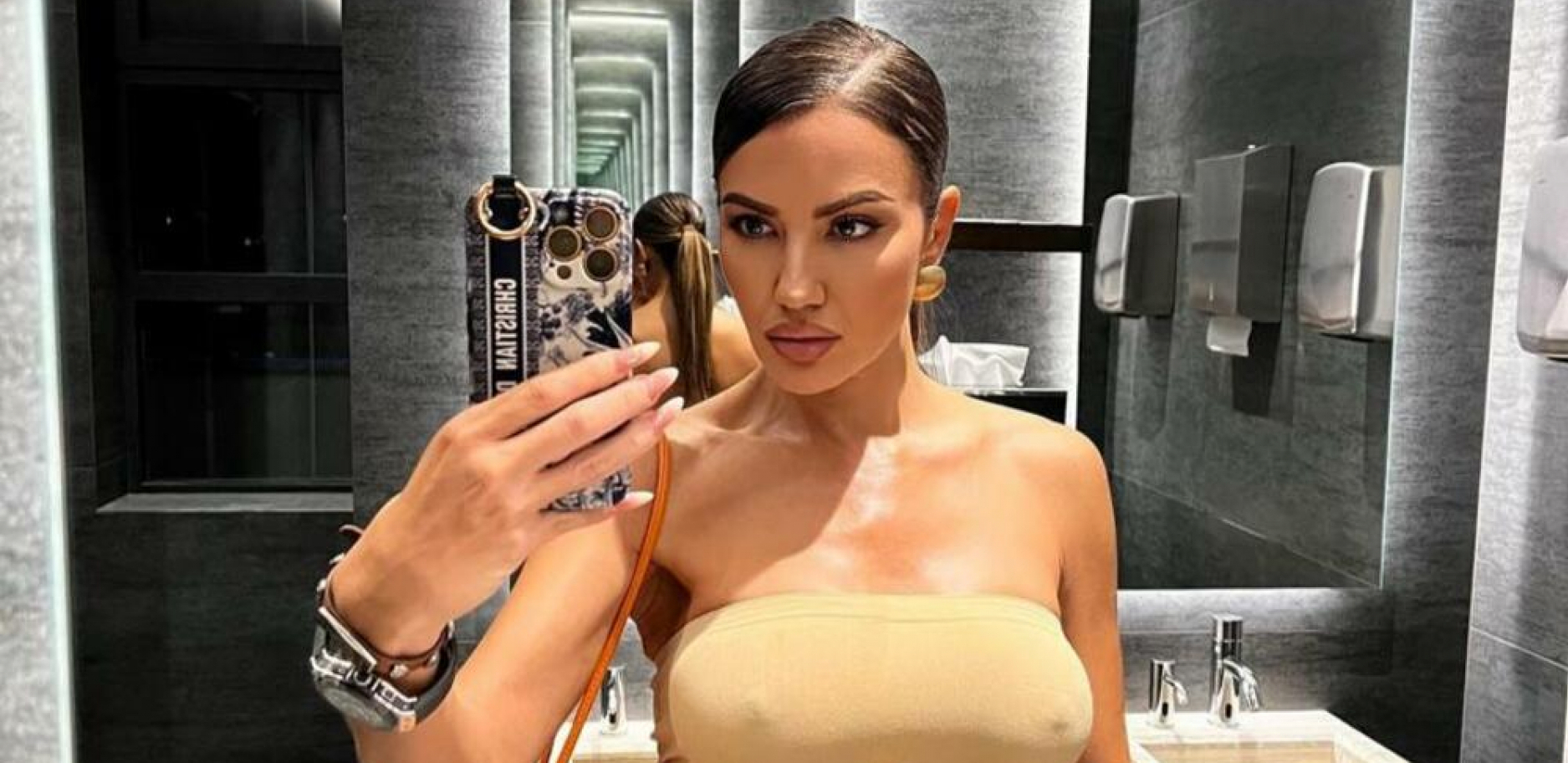 SINDI BEZ BLAMA POKAZALA CICE Objavljena njena intimna fotka, javnost šokirana golotinjom