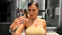 SINDI BEZ BLAMA POKAZALA CICE Objavljena njena intimna fotka, javnost šokirana golotinjom