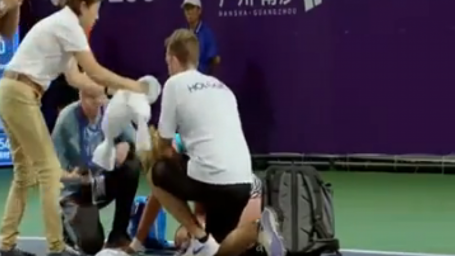 JEZIVE SCENE U KINI Teniserka kolabirala,  meč je hitno bio prekinut (VIDEO)