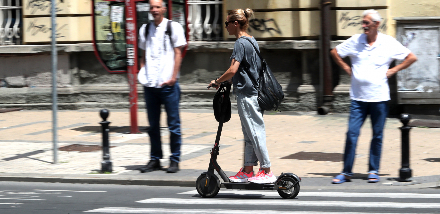 KAMERE SNIMILE LOPOVA U NOVOM SADU Krade baterije sa trotineta i nikog ne ferma (VIDEO)
