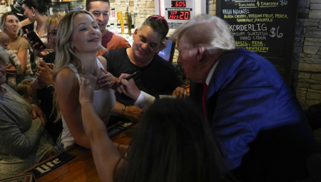 TRAMP SE POTPISAO KONOBARICI NA GRUDIMA Svi su u šoku zbog ponašanja bivšeg američkog predsednika pred punim lokalom