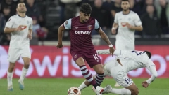 SRAMAN POTEZ Navijač Vest Hema hteo da isprovocira fudbalere TSC-a spornom zastavom (FOTO)