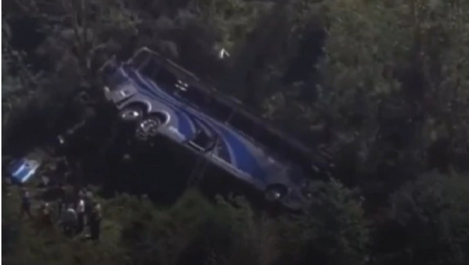 AUTOBUS SA SREDNJOŠKOLCIMA SLETEO U PROVALIJU Jezivi detalji saobraćajne nesreće u Njujorku, jedna osoba poginula, 46 povređeno (VIDEO)