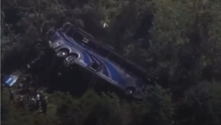 AUTOBUS SA SREDNJOŠKOLCIMA SLETEO U PROVALIJU Jezivi detalji saobraćajne nesreće u Njujorku, jedna osoba poginula, 46 povređeno (VIDEO)