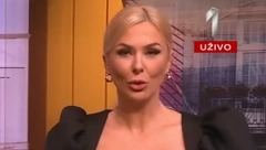 KAD JE PREKRSTILA NOGE, SVI SU OSTALI U ČUDU Voditeljka u izazovnom stajlingu, ovaj detalj niste mogli da vidite na televiziji!