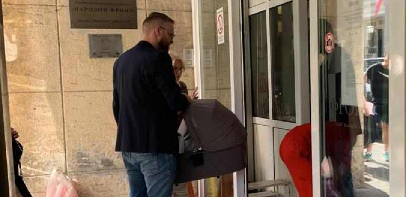 DANIJEL ALIBABIĆ STIGAO U PORODILIŠTE! Pevač došao po ćerku i suprugu, ne skida osmeh sa lica! (FOTO+VIDEO)