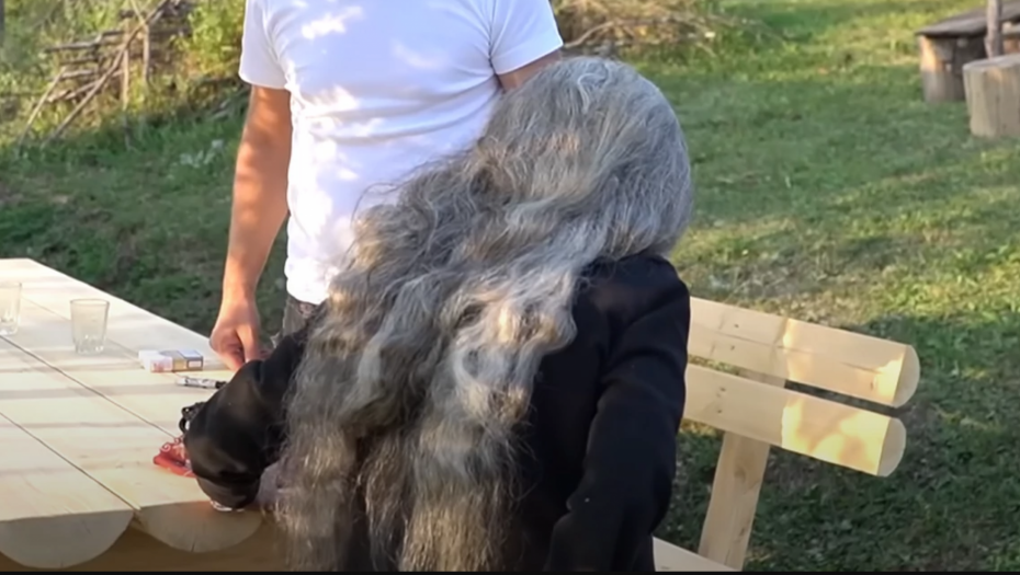 KOSA DUGAČKA 70 CM Ovo je žena koja nikada nije išla kod frizera na šišanje