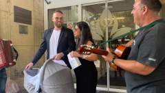 ALIBABIĆ IZVEO ŽENU I ĆERKU IZ PORODILIŠTA Dao na muziku 100 evra ispred Narodnog fronta, pa otkrio kako se oseća! (VIDEO)