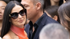 KORALNO NARANDŽASTA JOJ SAVRŠENO STOJI Demi Mur pokorila Milano, a ovo je tajna njene mladolikosti