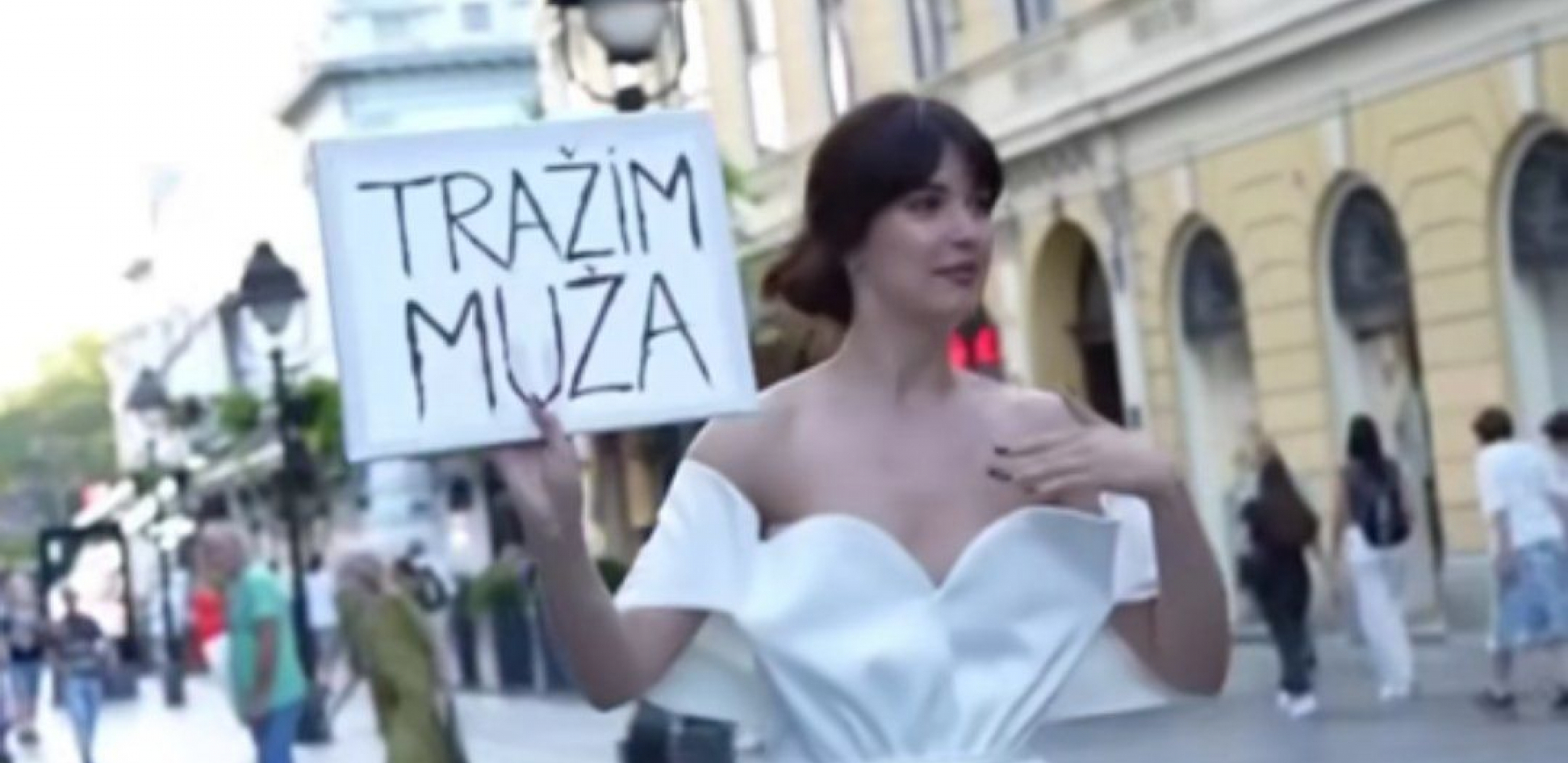 CENTROM GRADA HODALA SA PLAKATOM "TRAŽIM MUŽA" Milenin potez usijao društvene mreže: Momci su u strahu