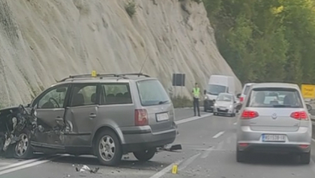 DELOVI AUTOMOBILA SVUDA PO PUTU Jeziv sudar kod Užica, staklo na sve strane