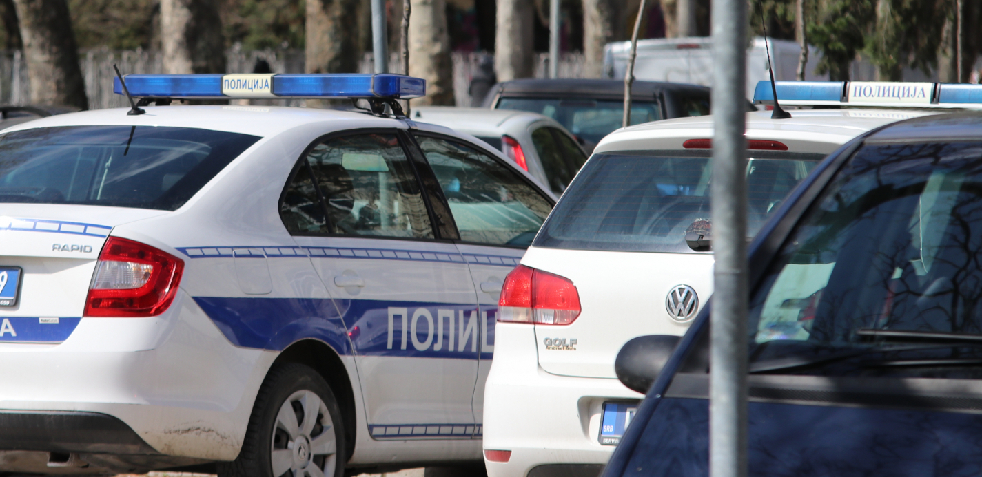 LOMIO STVARI, TUKAO ŽENU I POKUŠAO DA JE UDAVI PRED DECOM Jezivo porodično nasilje u Beogradu