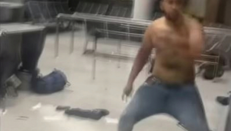 HAOS NA AERODROMU Skinuo majuci pa počeo da lomi, prestravljeno osoblje svi snimilo (VIDEO)