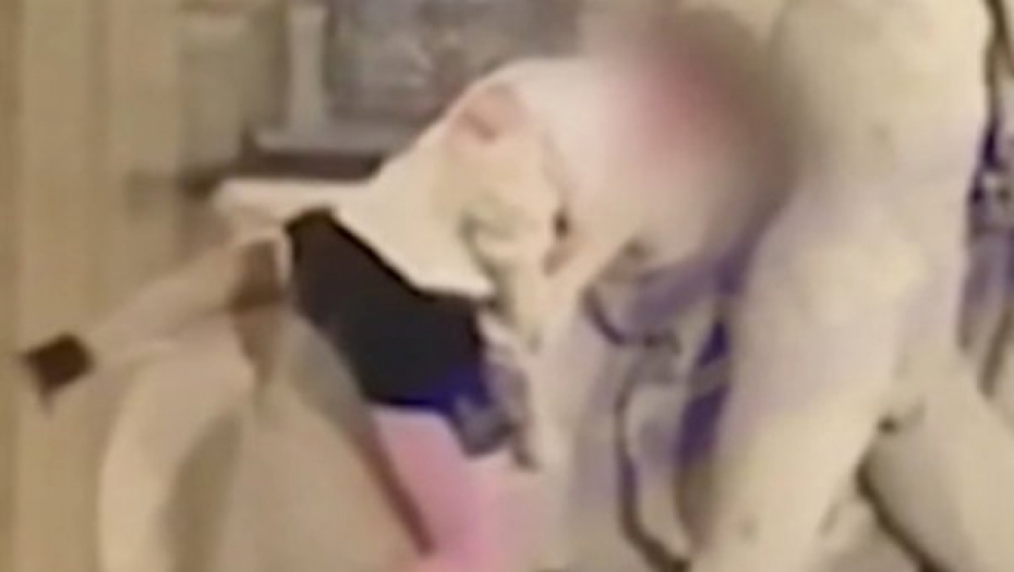 OVO ĆE SKUPO DA GA KOŠTA Irski turista polomio skulpturu dan nakon njene restauracije, a njena cena je ogromna! (VIDEO)
