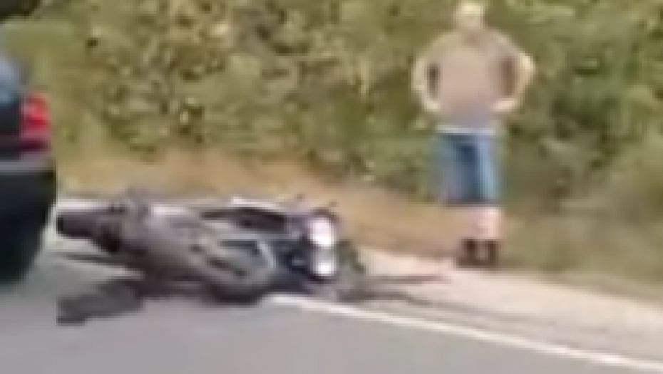 MOTOCIKLISTA UDARIO U ZNAK KOD LIPOVAČKE ŠUME Nesreća u Barajevu (VIDEO)