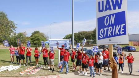 MASOVNI ŠTRAJKOVI U SAD Radnici prekidaju s poslom u 20 država, auto-industrija u zastoju