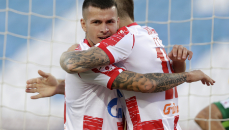 TETOVAŽE, SKUPA KOLA, LEPE ŽENE Bivši fudbaler Zvezde ima opasne "zverke" sa specijalnim tablicama, zgodna crnka ga uvalila u problem, a sada je dobio otkaz u Sloveniji (FOTO)