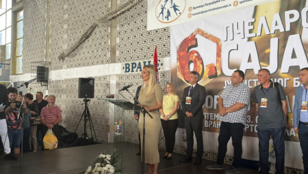 MINISTARKA TANASKOVIĆ NAJAVILA NOVE PODSTICAJE: Davanja po košnici sledeće godine će biti povećana na 1.000 dinara (FOTO)