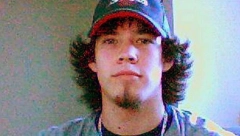 UBIO GA U AUTOBUSU, PA NJEGOVO TELO JEO PRED PUTNICIMA Muškarac nožem izbo dečka, odsekao mu glavu, jeo organe, a danas slobodno šeta ulicom