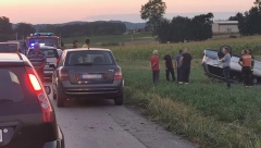JOŠ JEDNA NESREĆA KOD ČAČKA Auto sleteo u livadu pored puta, povređeni prebačeni u bolnicu