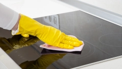 PET GREŠAKA KOJE PRAVIMO PRI ČIŠĆENJU RAVNE PLOČE NA ŠPORETU Evo kako je najlakše oribati bez oštećenja