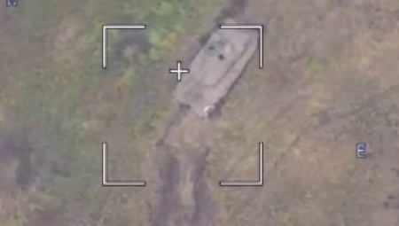 RUSI UNIŠTII "LEOPARDE" Gori nemački tenk u pravcu Kupjanska (VIDEO)