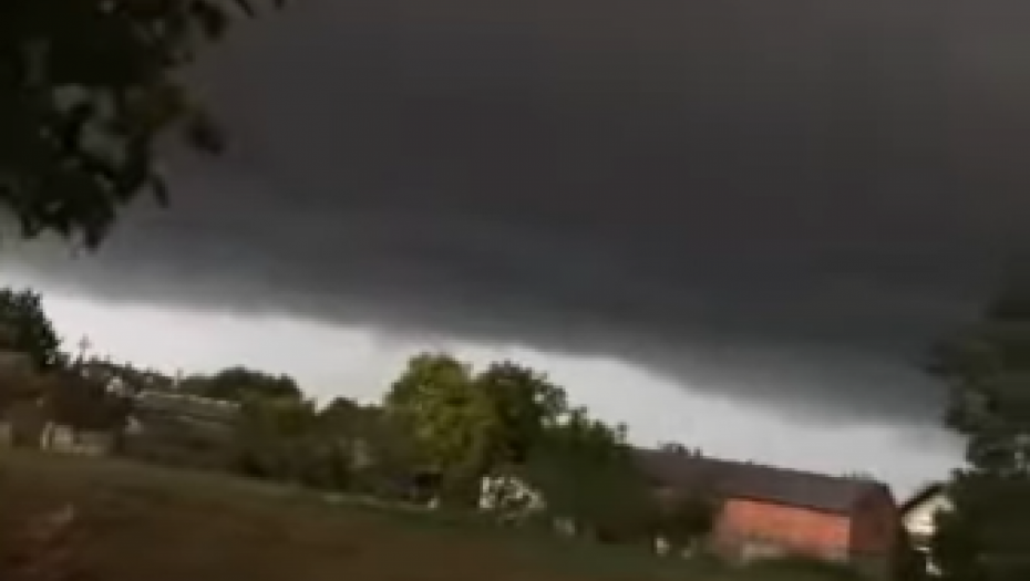 POČELO SNAŽNO NEVREME U SRBIJI Grunuo jak grad na Fruškoj gori, tmurni oblaci se nadvili nad Ravnim Selom (VIDEO)