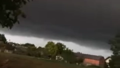 POČELO SNAŽNO NEVREME U SRBIJI Grunuo jak grad na Fruškoj gori, tmurni oblaci se nadvili nad Ravnim Selom (VIDEO)